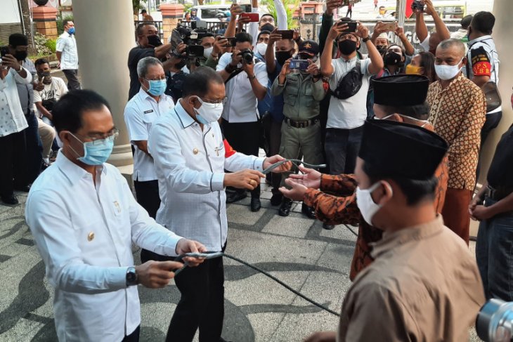 Pemkot Ambon salurkan 67 ekor hewan kurban ke masjid