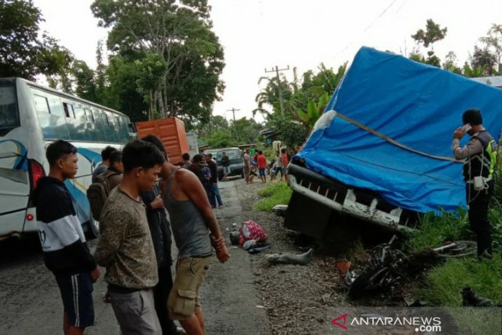 Rem truk bolong, pengendara motor tewas di jalan lintas Parapat