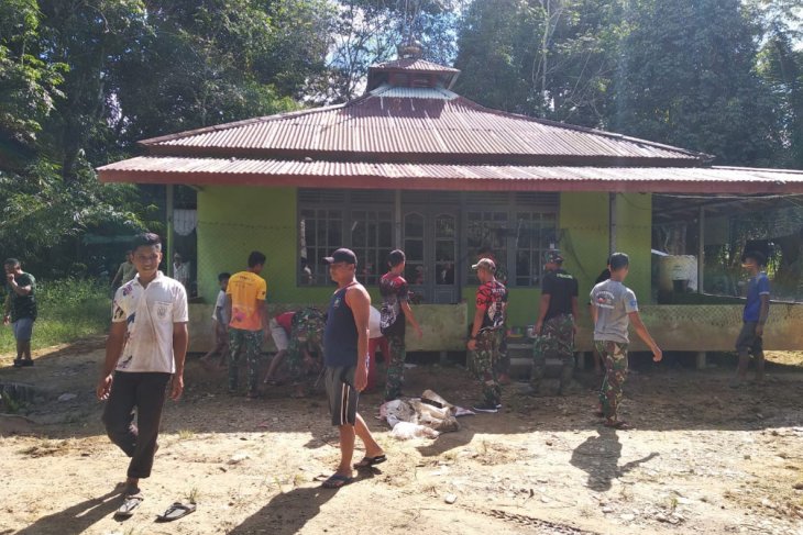 Satgas TMMD 108 Kodim 1202/Skw bantu bersihkan Masjid Nurul Ikhsan