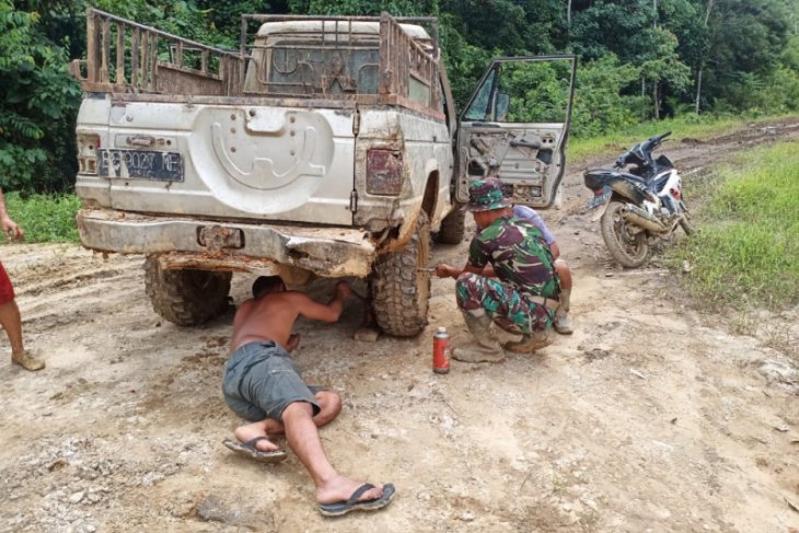 Kepedulian anggota Satgas TMMD 108 bantu perbaiki mobil warga