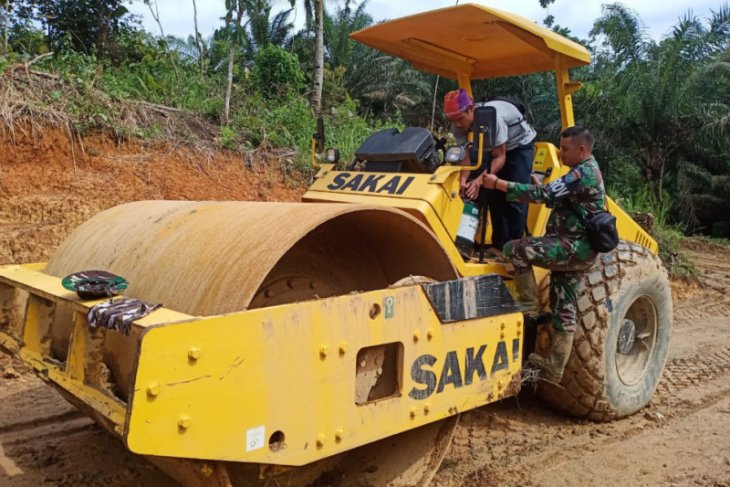 Anggota TMMD dampingi perawatan dan pengecekan alat berat