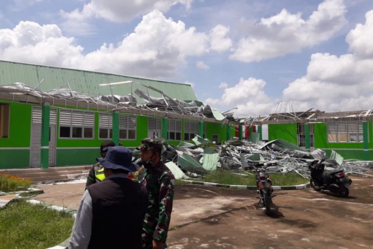 Dandim 1207/BS tinjau SDN 42 yang diterjang puting beliung