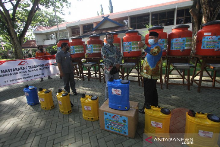 Antang Gunung Meratus Serahkan Bantuan Untuk Masyarakat di HSS