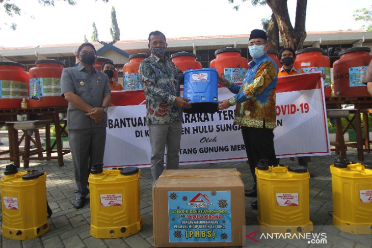 Antang Gunung Meratus Serahkan Bantuan Untuk Masyarakat di HSS