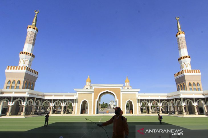 Penyemprotan disinfektan jelang shalat Idul Adha 