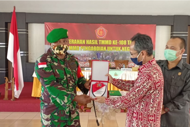Dansatgas TMMD serahkan penghargaan untuk Pemkab Bengkayang