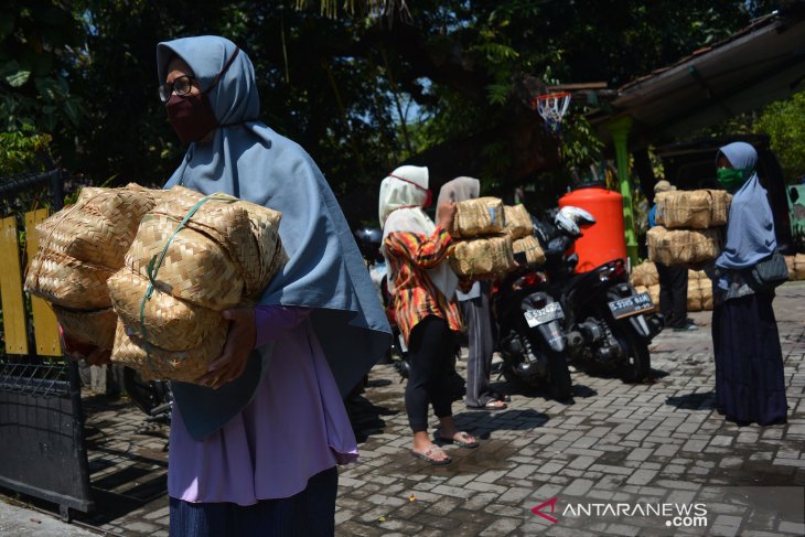 Pembagian besek gratis untuk bungkus daging kurban