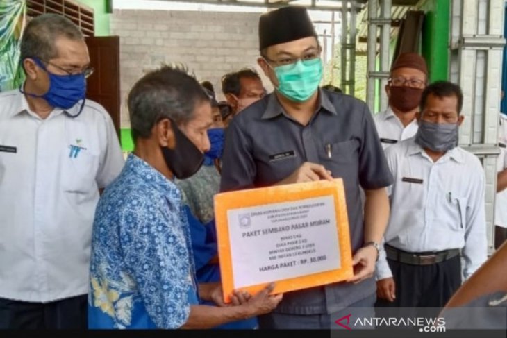 Pemkab Bangka Barat salurkan 300 paket bantuan melalui pasar murah di Tempilang
