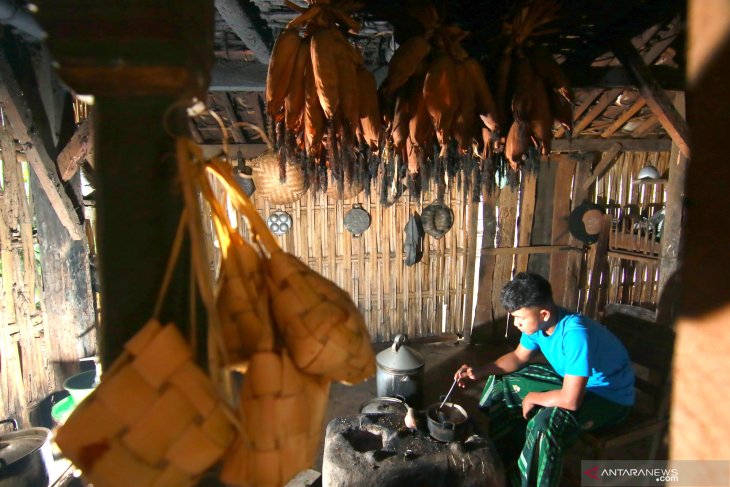 Menyimpan hasil panen jagung