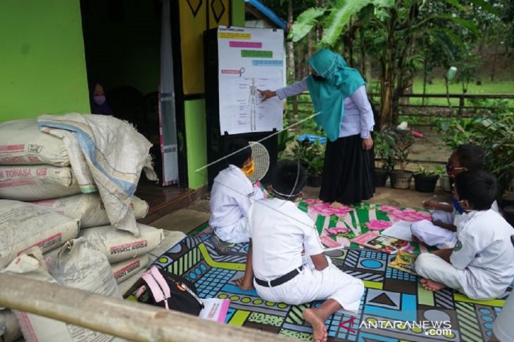 Foto - Sulit akses internet, siswa SDN 6 Tapa belajar berkelompok