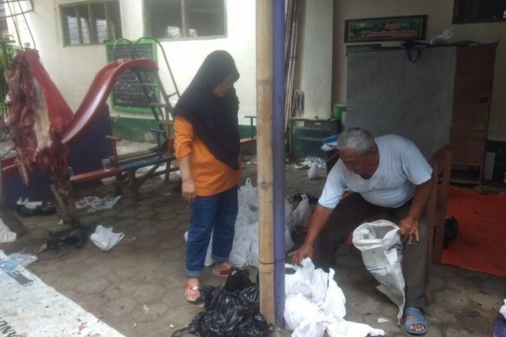 DKM Masjid Al Muhajirin Rangkasbitung Lebak bagikan 600 paket daging kurban