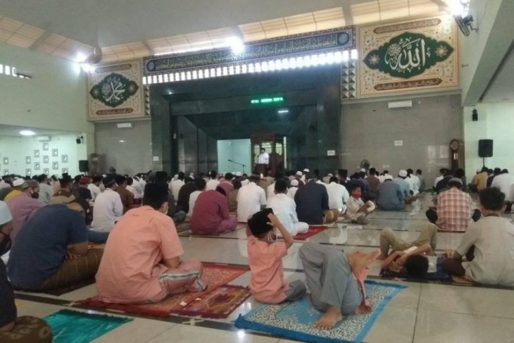 Khotib Masjid Agung Al A'raf Rangkasbitung: Semoga Allah mencabut wabah COVID-19