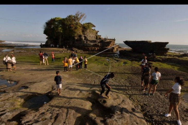 Wisatawan domestik mulai kunjungi Tanah Lot