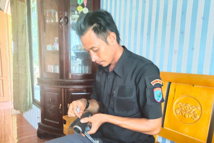 Tim penerangan Kodim 1203/Ktp bersihkan kamera usai kembali dari TMMD