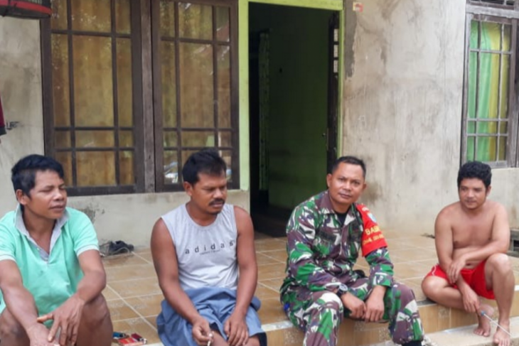 Anggota Kodim 1203/Ktp lanjutkan keakraban bersama warga Beringin Rayo