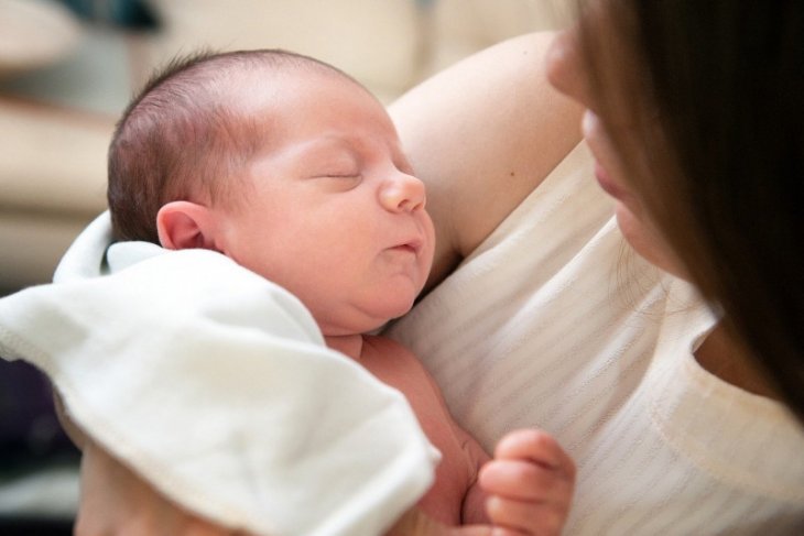 Menyusui di saat pandemi COVID-19, perlukah ibu sampai cuci payudara?