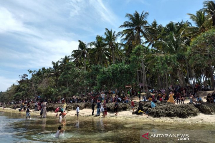 Pantai Cukoh Kaur dipadati pengunjung
