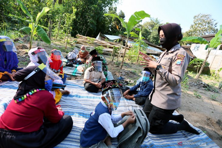 Belajar mengaji darurat di lahan warga