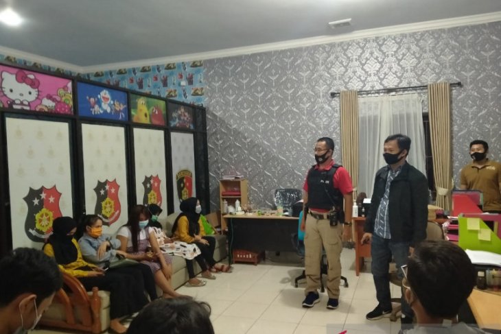 Enam pasangan bukan suami istri sedang memadu kasih di kamar hotel di Serang ditangkap polisi