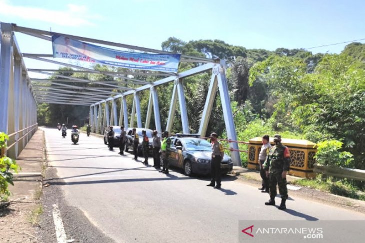 Petugas gabungan TNI/Polri amankan jalan lintas Curup