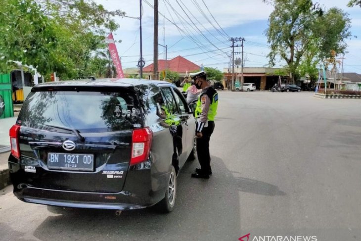 Polres Bangka Tengah edukasi warga tentang adaptasi kebiasaan baru