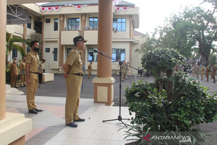 Bupati instruksikan seluruh masyarakat HST pasang bendera merah putih sebulan penuh