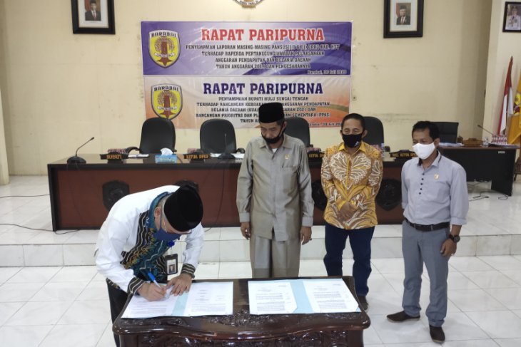 Bupati HST apresiasi DPRD sahkan Raperda pertanggungjawaban pelaksanaan APBD 2019