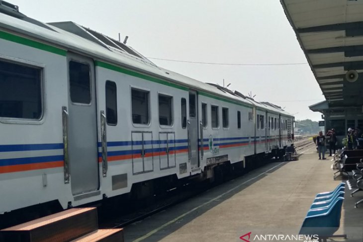 Kereta Api Lokal Karawang-Jakarta belum beroperasi akibat pandemi