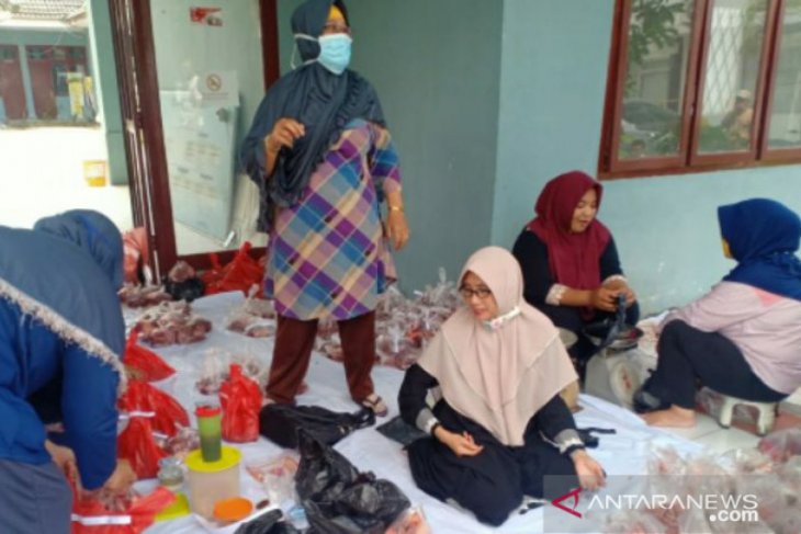 172 bungkus daging kurban dibagikan kepada masyarakat kurang mampu