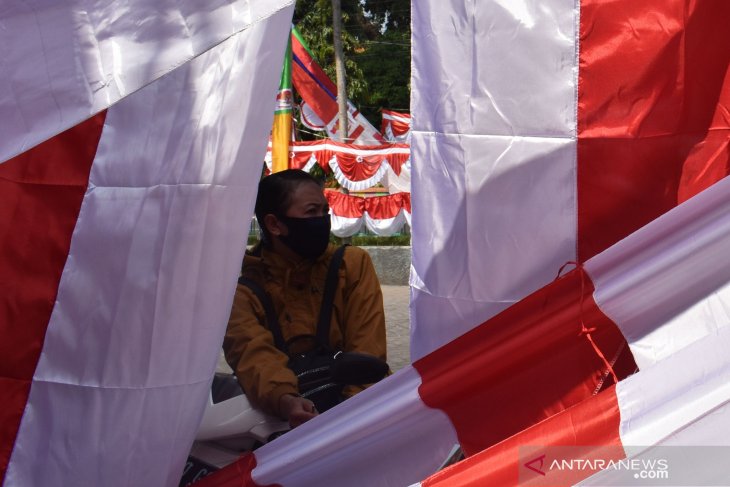 Pedagang Bendera dan Hiasan Merah Putih