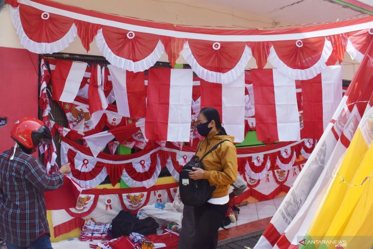 Pedagang Bendera dan Hiasan Merah Putih