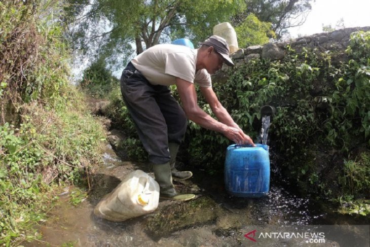 Warga manfaatkan sumber mata air di kaki gunung Kerinci