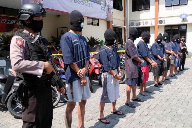 Hasil operasi sikat jaran candi