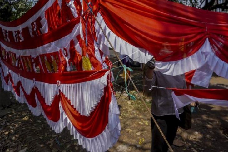 Pedagang bendera dan umbul-umbul