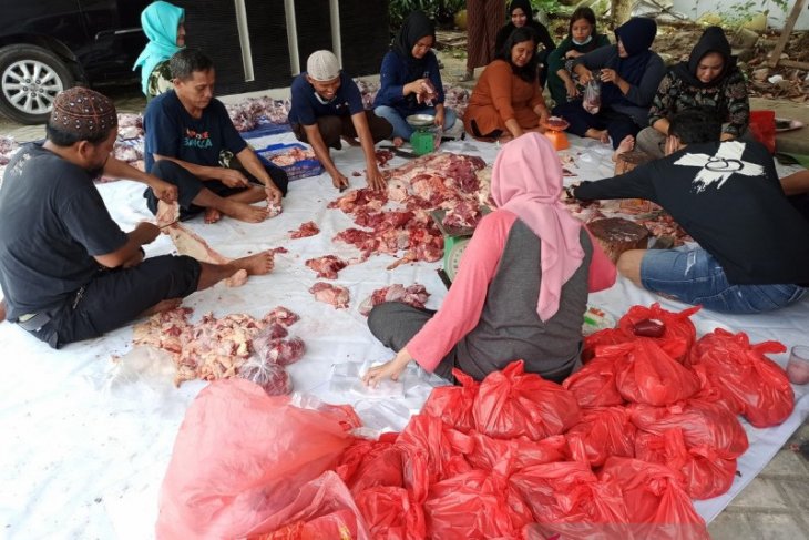 Hasil Pemotongan Kurban Jadi Bantuan Kepada Anak Yatim Piatu dan Disabilitas