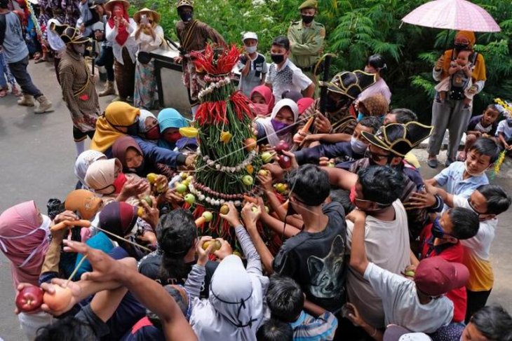 Tradisi Grebeg Besar Lamuk Legok