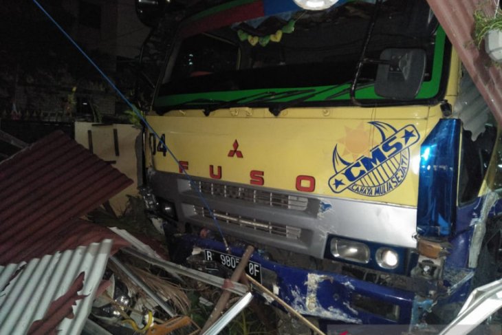 Truk tronton tabrak sebuah rumah
