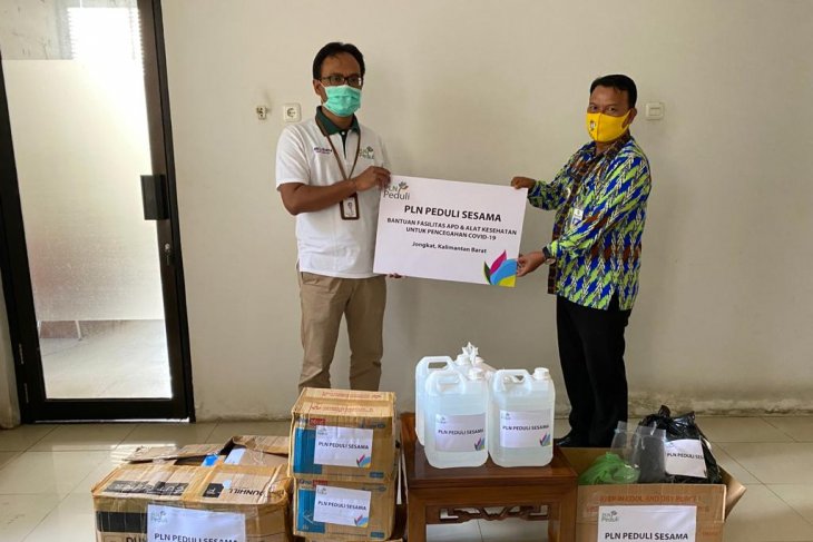 PLN Bagikan Bantuan APD dan Alat Kesehatan di Jongkat
