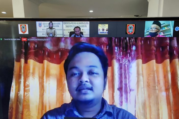 Faisal Oddang berbagi tips menulis di webinar Dispersip Kalsel
