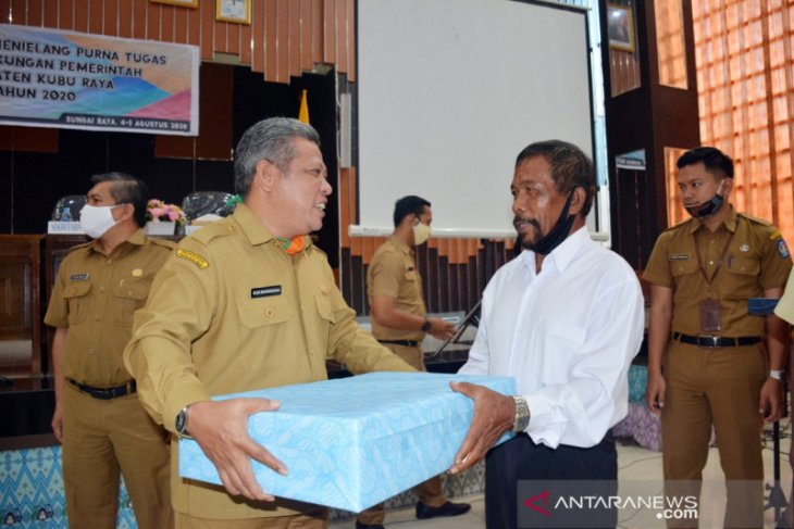 Bupati Kubu Raya minta pensiunan PNS terus mengabdi kepada masyarakat