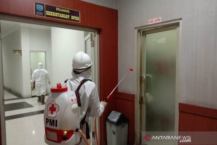 PMI Belitung Sterilisasi Gedung DPRD dari COVID-19