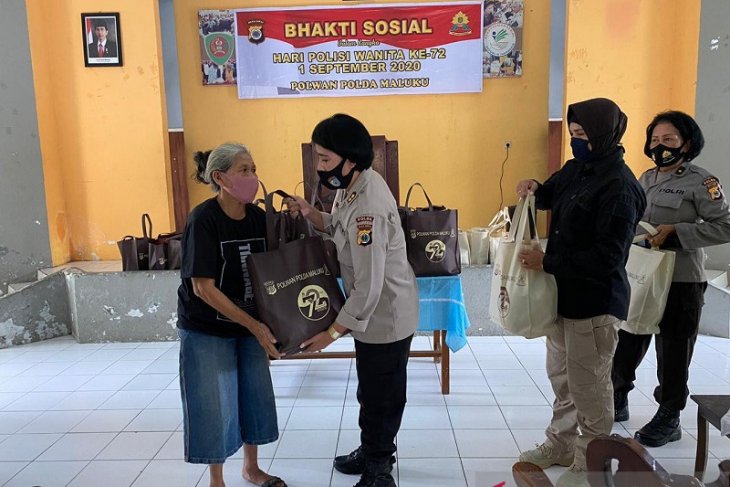 Polwan Polda Maluku santuni anak yatim dan orang tua jompo