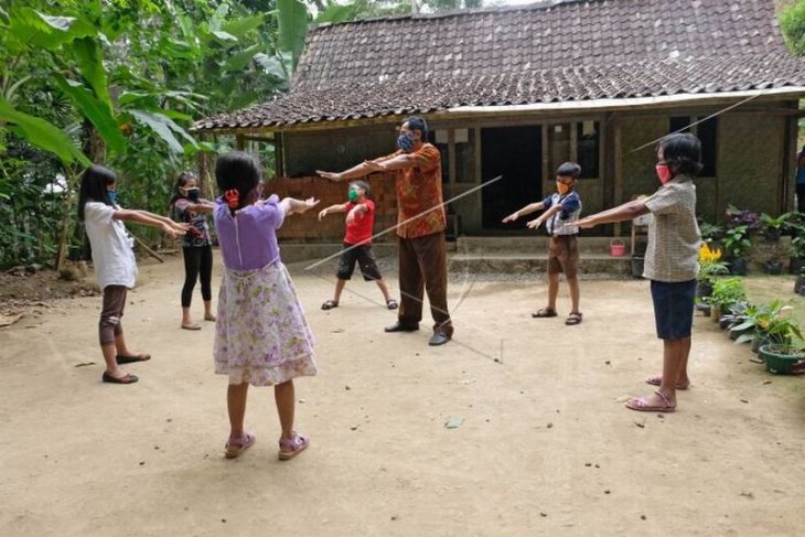 Pelajaran secara tatap muka di rumah warga