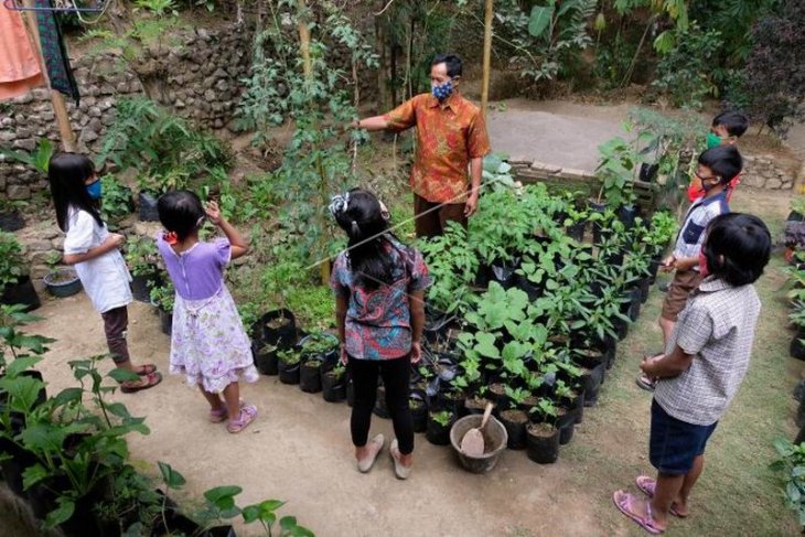 Pelajaran secara tatap muka di rumah warga