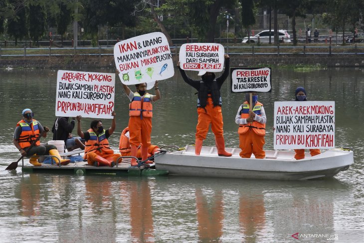 Aksi stop membuang sampah plastik ke sungai