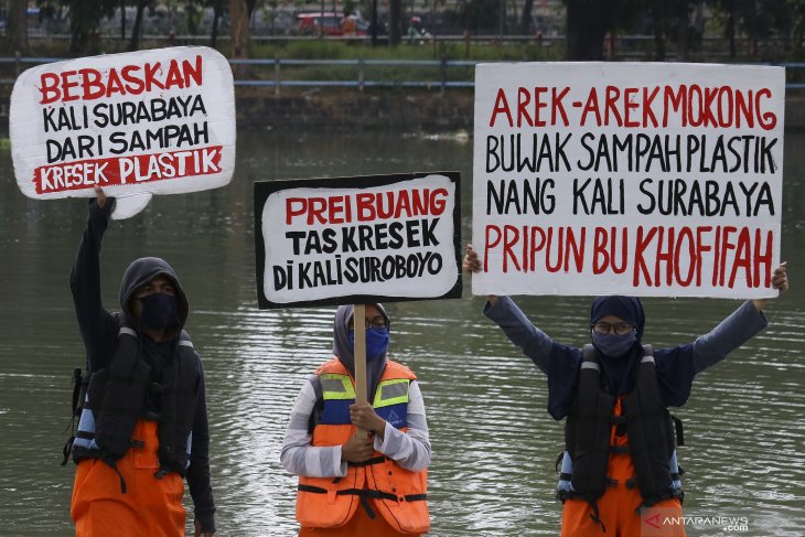 Aksi stop membuang sampah plastik ke sungai