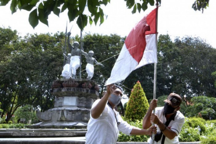 Pemasangan bendera jelang 17 Agustus di Denpasar