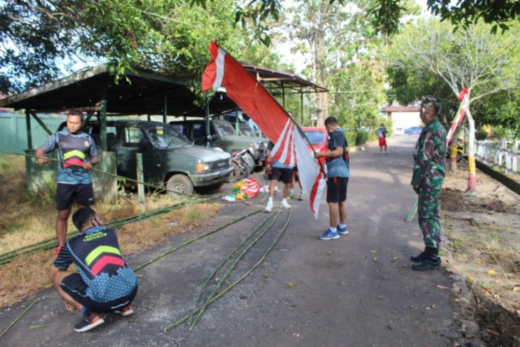 Prajurit Kodim 1203/Ktp pelopori pemasangan bendera dan umbul-umbul