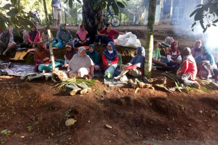 Buruh perempuan PT DDP lanjutkan penutupan jalan perusahaan