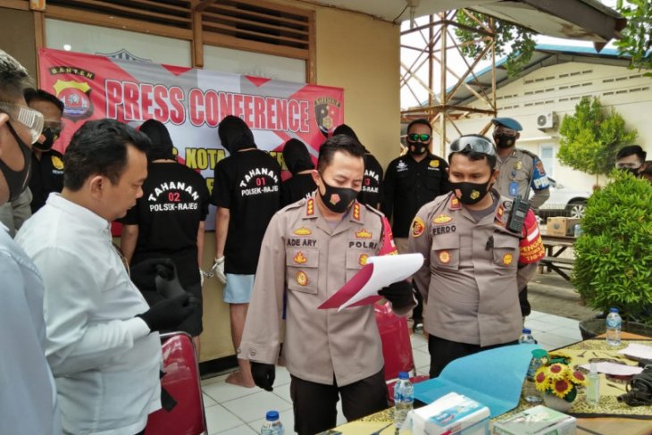 Polisi sedang patroli dikeroyok empat pemuda hingga babak belur, rampas senpi